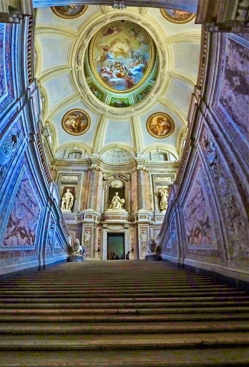 scalone reggia di caserta