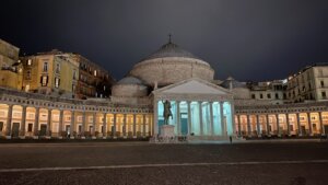 Piazza del Plebiscito: il grande spazio monumentale di Napoli