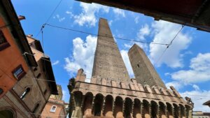 Torre degli Asinelli a Bologna: Storia e Visita