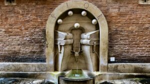 La straordinaria e curiosa Fontana dei Libri